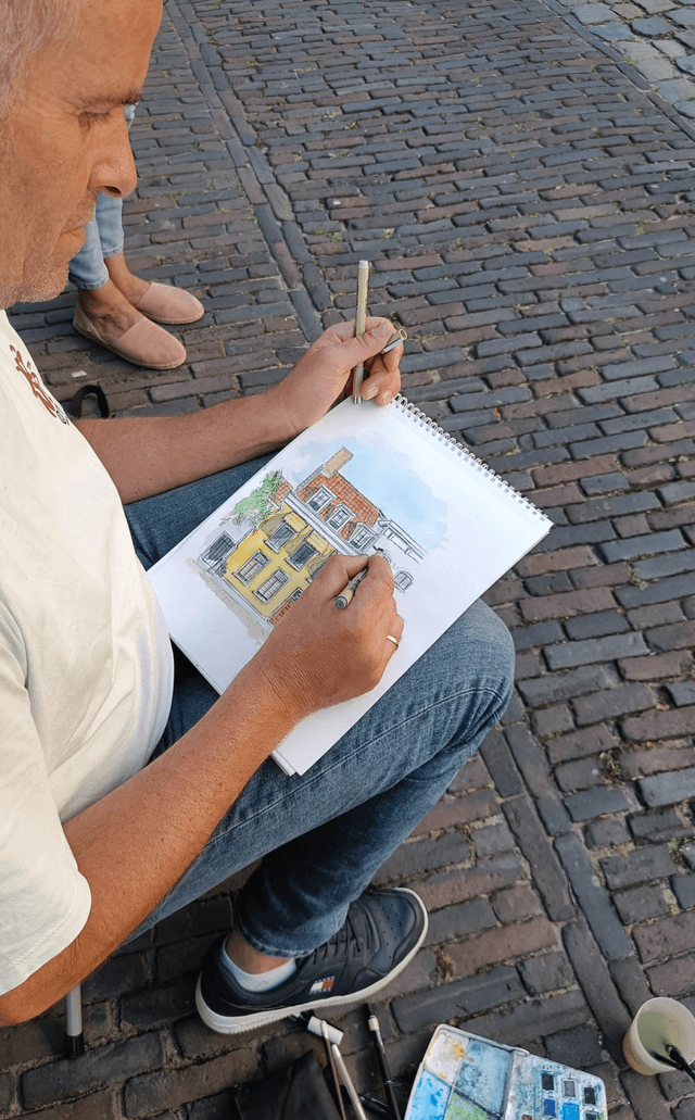 Jaap van der Meij aan het tekenen